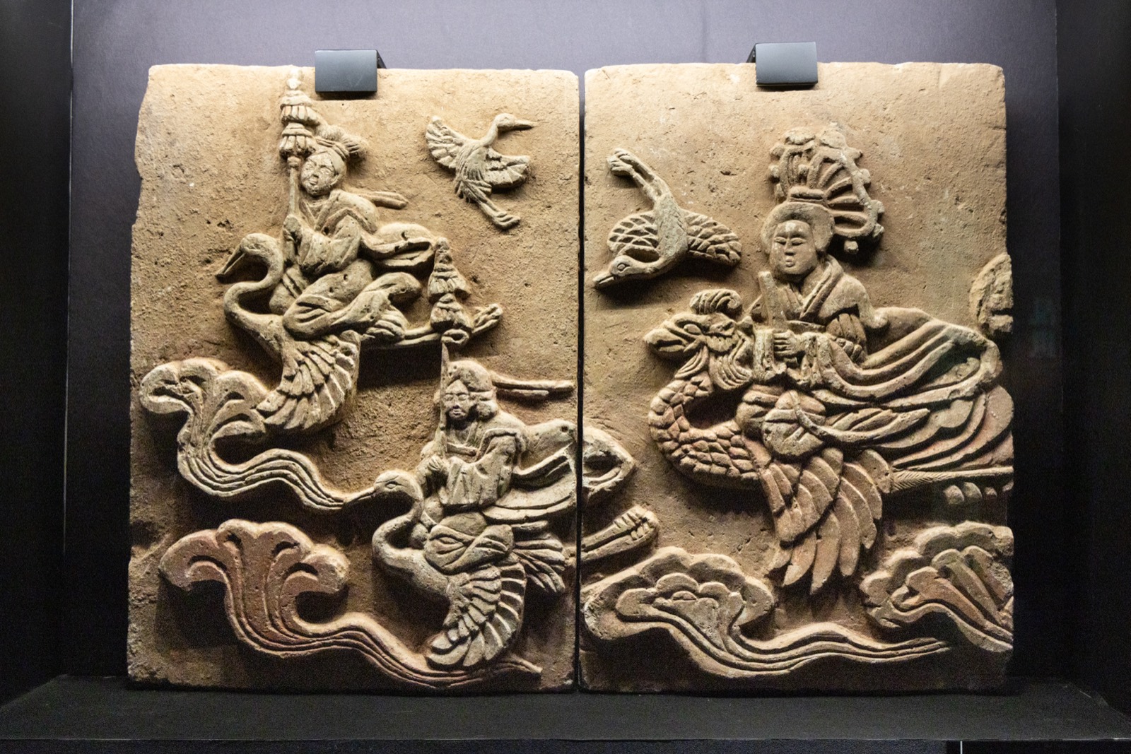 7 彩绘砖雕乘凤驾鹤西游图 2001年陕西宝鸡李茂贞夫人刘氏墓（945年）出土 五代后晋