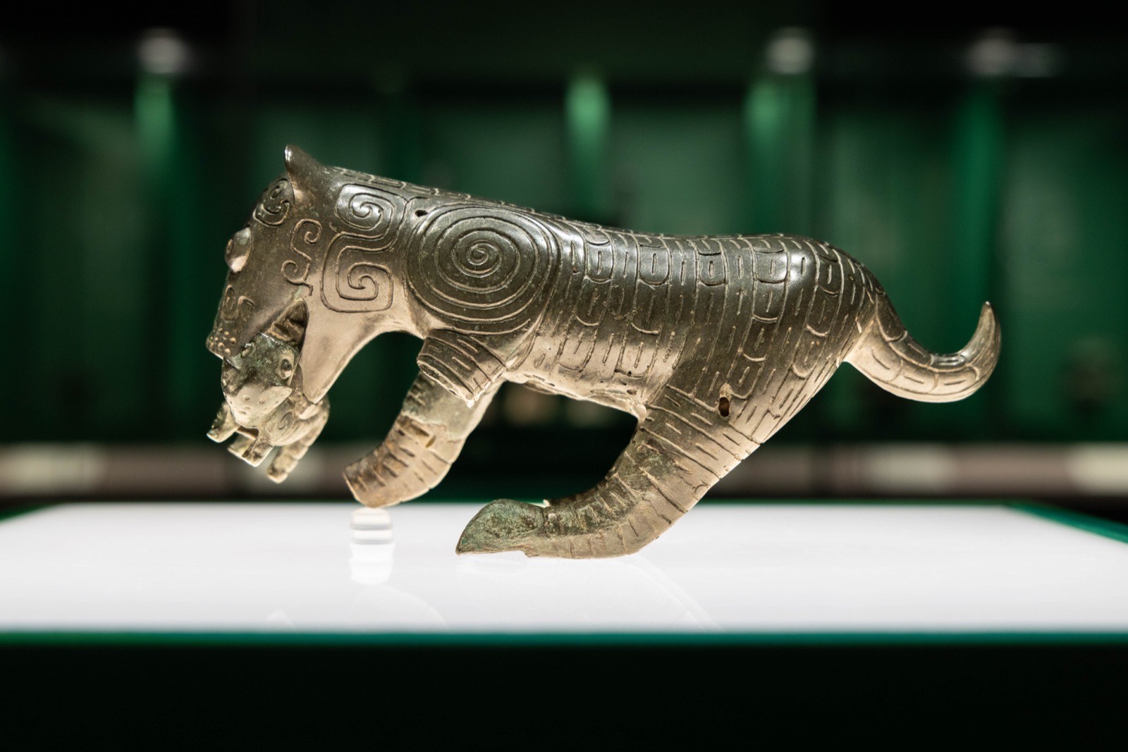 5 母衔子铜虎 西周 1988年宝鸡市茹家庄西周墓地出土 宝鸡市青铜器博物院藏
