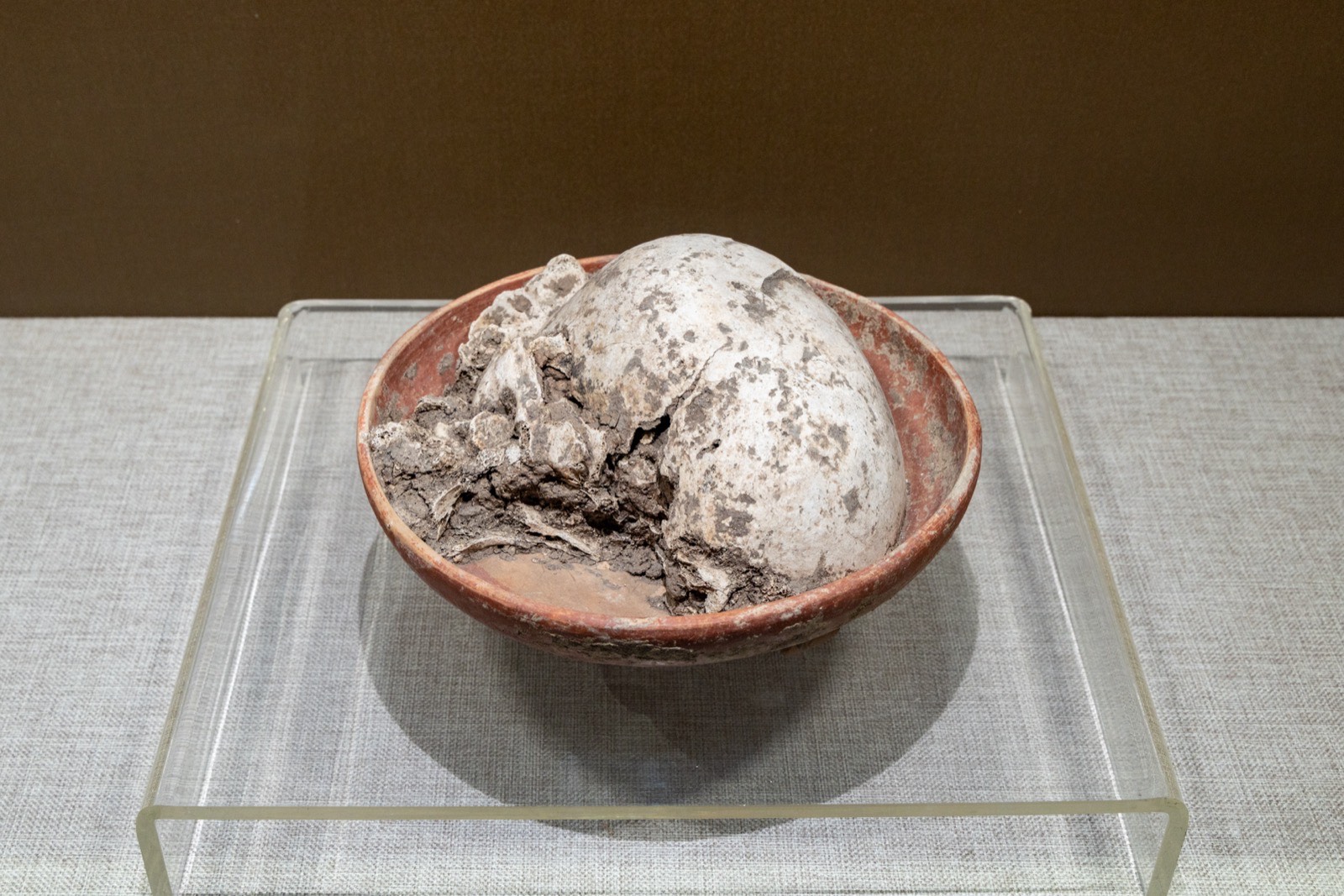 1 红彩三足盘 祁头山遗址出土 新石器时代马家浜文化
